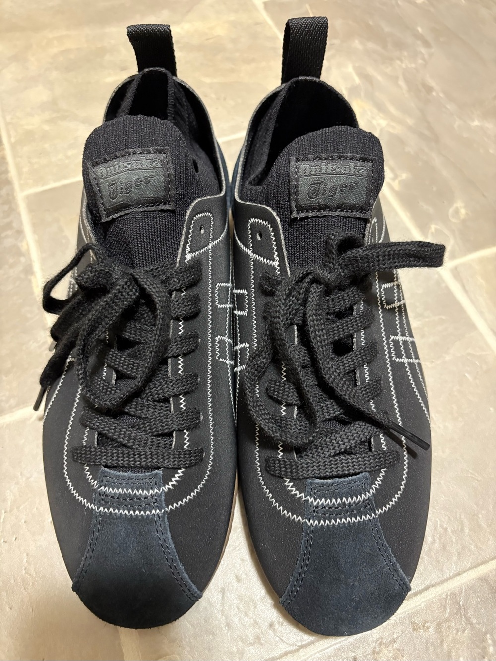 Onitsuka Tiger by Asics Menβs Black Running-Inspired Sneakers